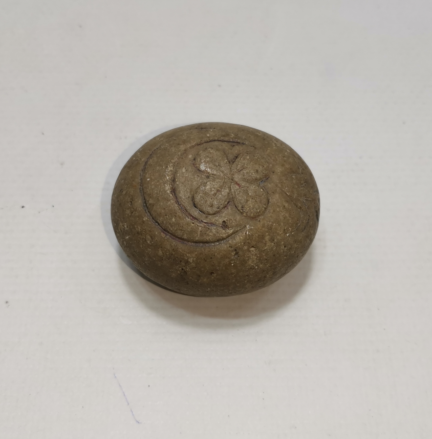 ÜZERİ AY YILDIZLI VE LALELİ ÇOK NADİR NAMAZ TAŞI