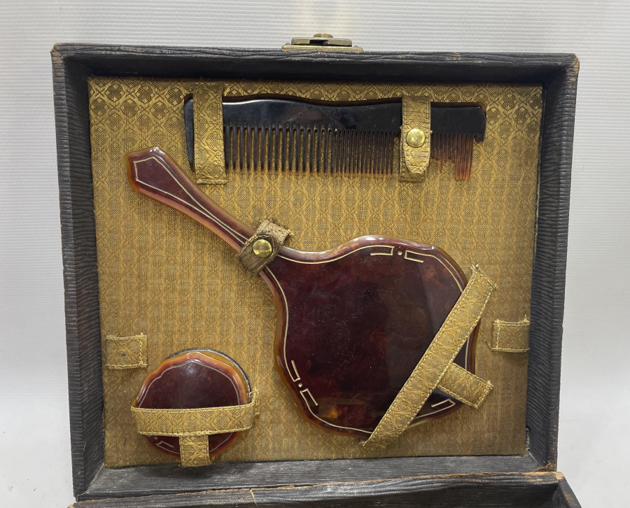 BAĞA GÖRÜNÜMLÜ ORJİNAL ÇANTASINDA ANTİKA SEYAHAT TAKIMI