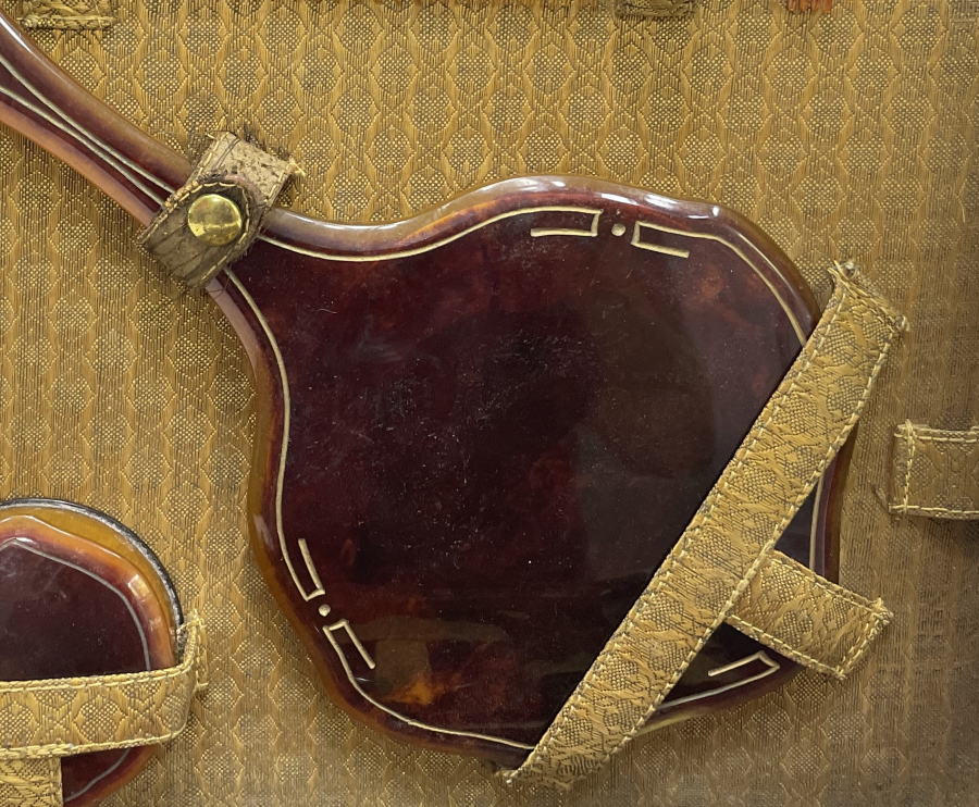 BAĞA GÖRÜNÜMLÜ ORJİNAL ÇANTASINDA ANTİKA SEYAHAT TAKIMI