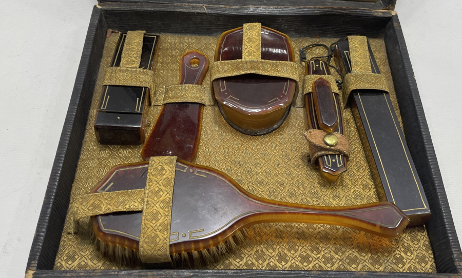 BAĞA GÖRÜNÜMLÜ ORJİNAL ÇANTASINDA ANTİKA SEYAHAT TAKIMI