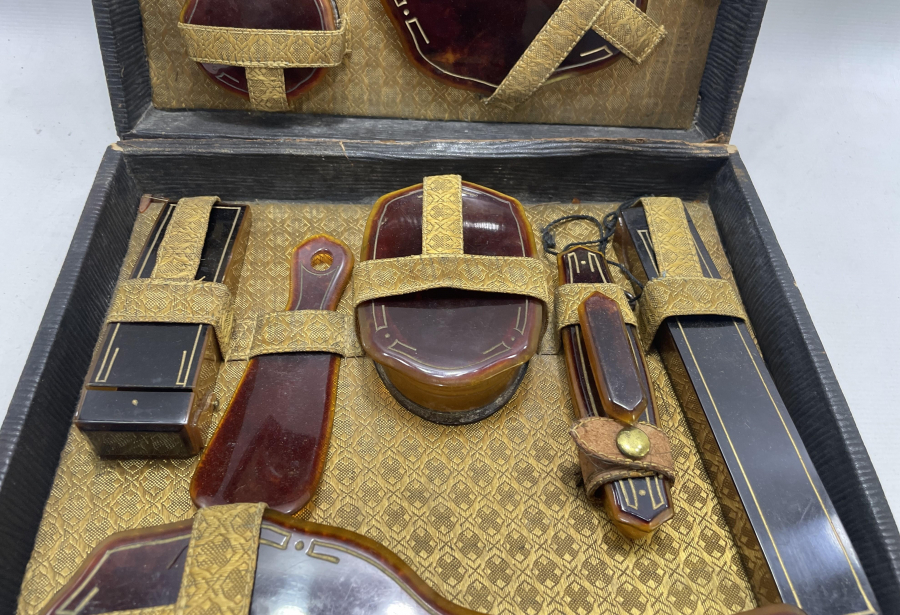 BAĞA GÖRÜNÜMLÜ ORJİNAL ÇANTASINDA ANTİKA SEYAHAT TAKIMI