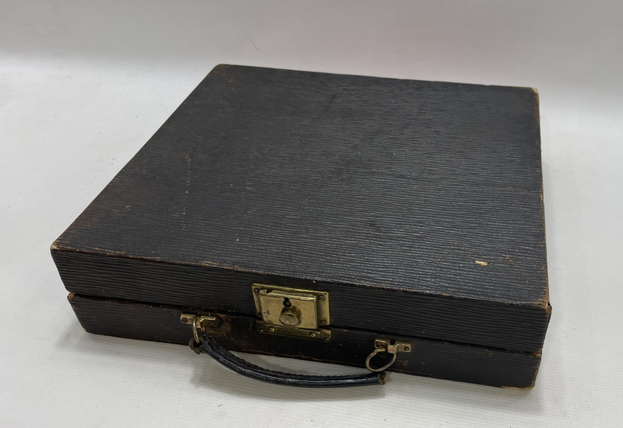 BAĞA GÖRÜNÜMLÜ ORJİNAL ÇANTASINDA ANTİKA SEYAHAT TAKIMI