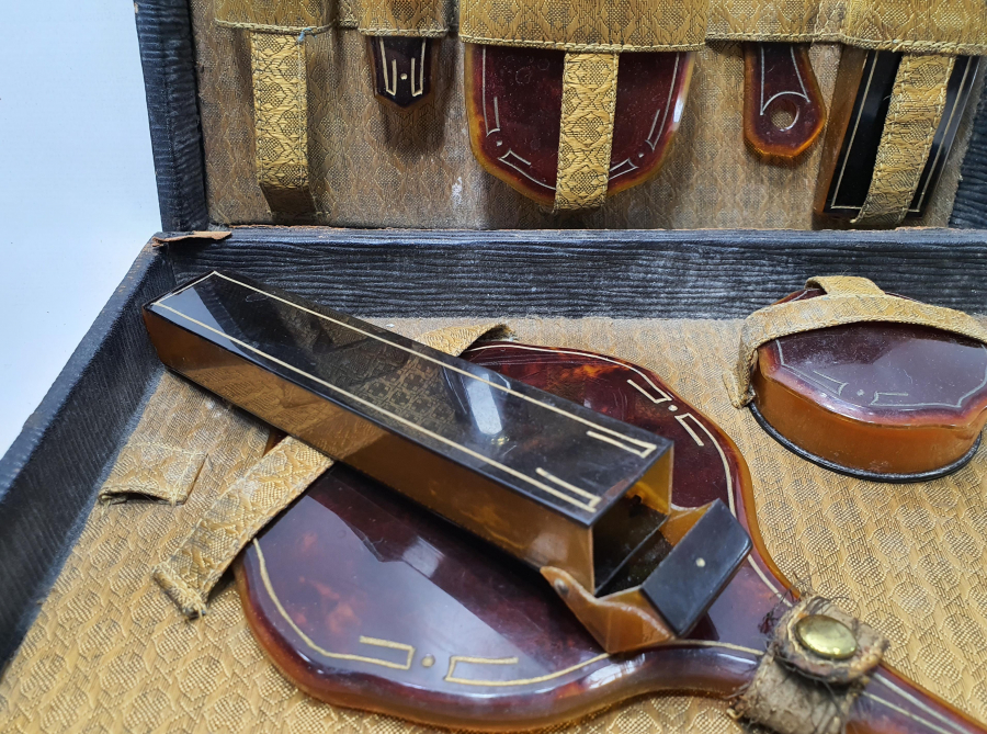 BAĞA GÖRÜNÜMLÜ ORJİNAL ÇANTASINDA ANTİKA SEYAHAT TAKIMI