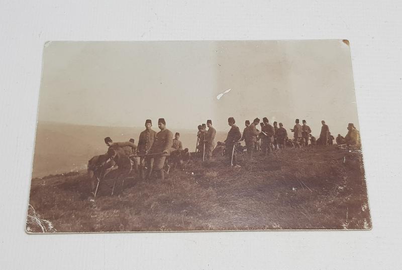 1. DÜNYA SAVAŞI CEPHEDE OSMANLI ASKERLERİ SİPER KAZARKEN FOTOĞRAF