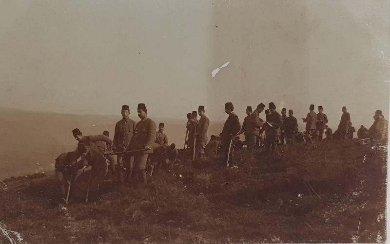 1. DÜNYA SAVAŞI CEPHEDE OSMANLI ASKERLERİ SİPER KAZARKEN FOTOĞRAF