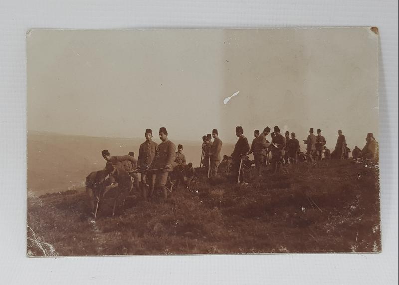 1. DÜNYA SAVAŞI CEPHEDE OSMANLI ASKERLERİ SİPER KAZARKEN FOTOĞRAF