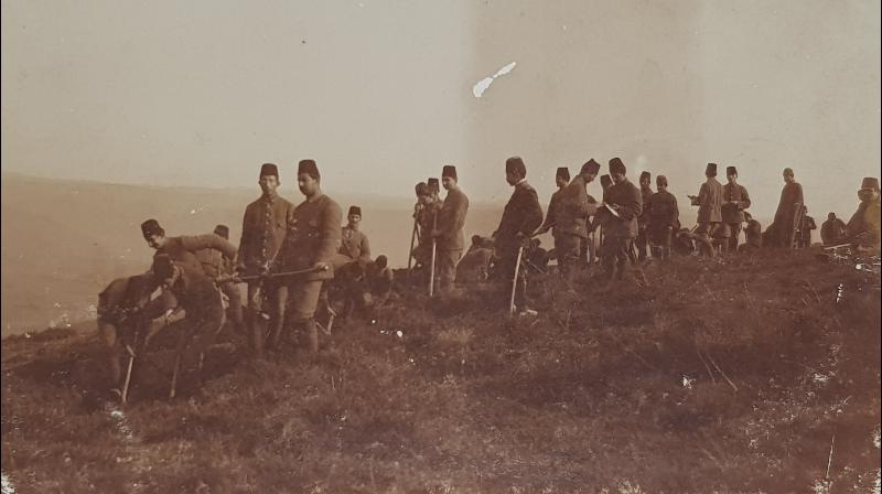 1. DÜNYA SAVAŞI CEPHEDE OSMANLI ASKERLERİ SİPER KAZARKEN FOTOĞRAF