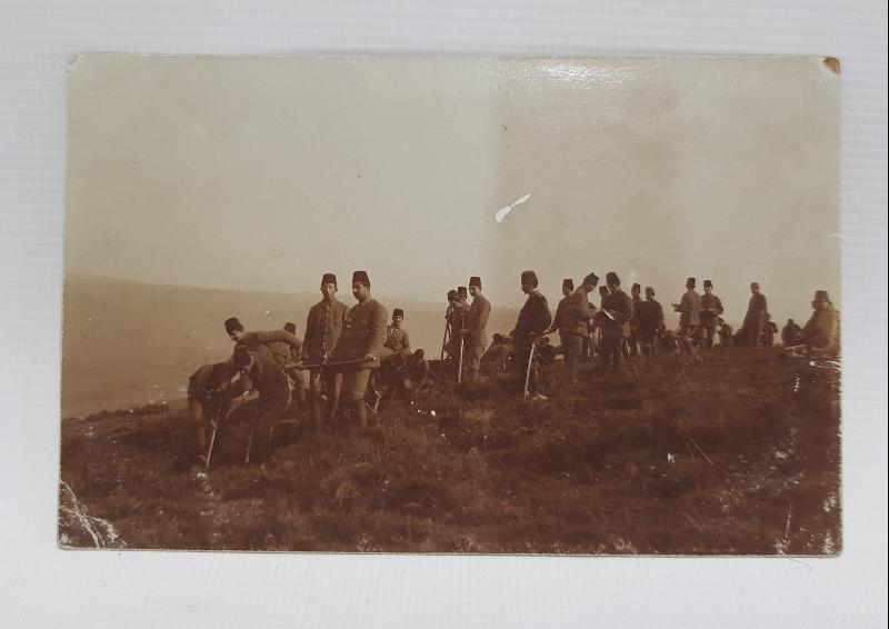 1. DÜNYA SAVAŞI CEPHEDE OSMANLI ASKERLERİ SİPER KAZARKEN FOTOĞRAF