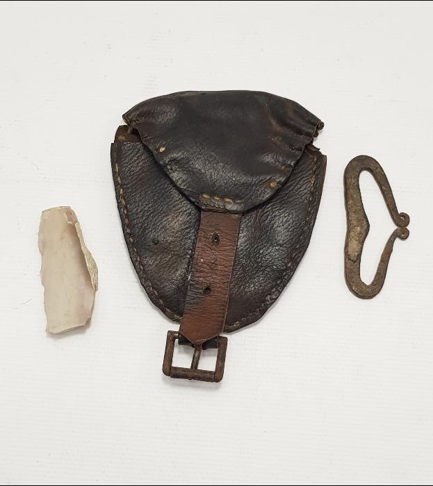 OSMANLI DÖNEMİ DERİ ÇANTASI İÇİNDE KAV ÇAKMAĞI VE ÇAKMAK TAŞI 