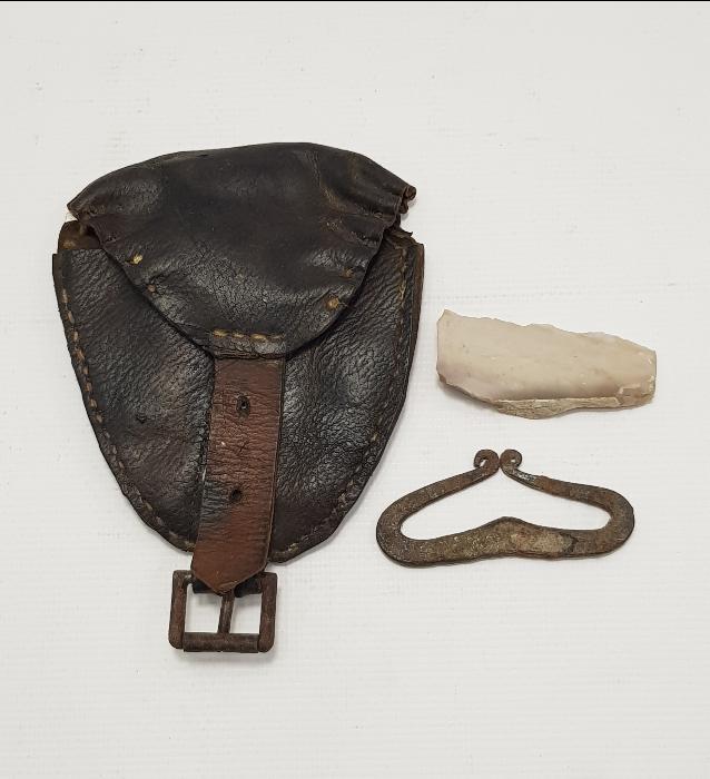 OSMANLI DÖNEMİ DERİ ÇANTASI İÇİNDE KAV ÇAKMAĞI VE ÇAKMAK TAŞI 