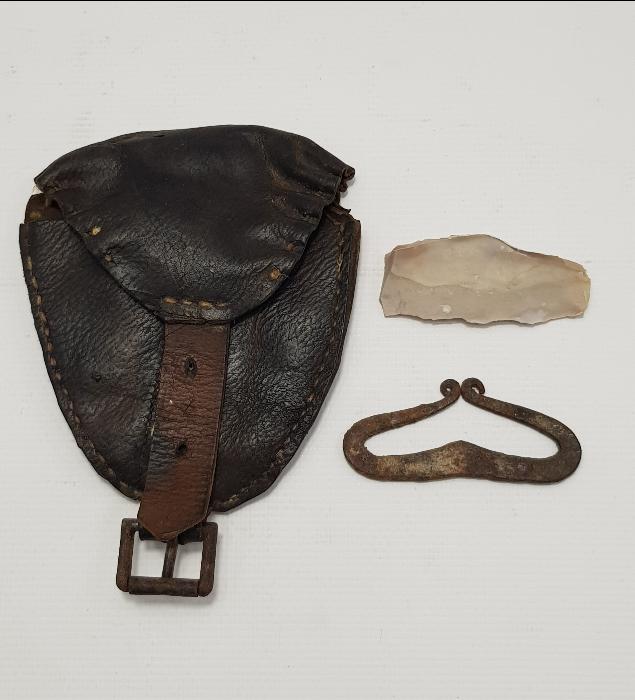 OSMANLI DÖNEMİ DERİ ÇANTASI İÇİNDE KAV ÇAKMAĞI VE ÇAKMAK TAŞI 