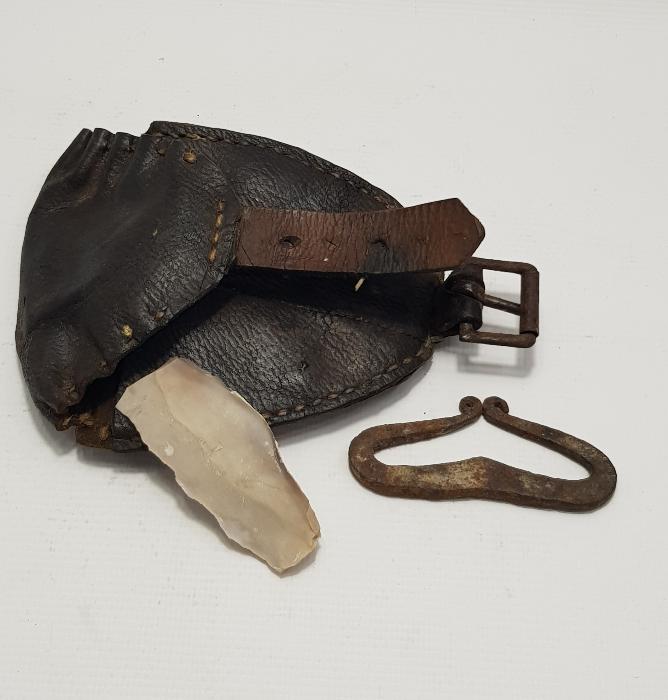 OSMANLI DÖNEMİ DERİ ÇANTASI İÇİNDE KAV ÇAKMAĞI VE ÇAKMAK TAŞI 
