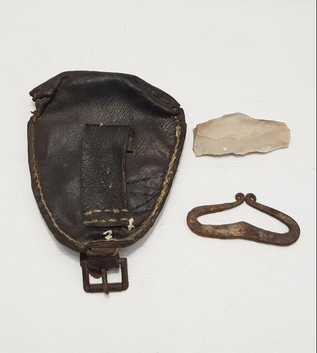 OSMANLI DÖNEMİ DERİ ÇANTASI İÇİNDE KAV ÇAKMAĞI VE ÇAKMAK TAŞI 