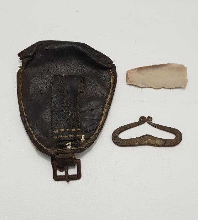 OSMANLI DÖNEMİ DERİ ÇANTASI İÇİNDE KAV ÇAKMAĞI VE ÇAKMAK TAŞI 