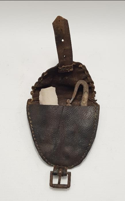 OSMANLI DÖNEMİ DERİ ÇANTASI İÇİNDE KAV ÇAKMAĞI VE ÇAKMAK TAŞI 