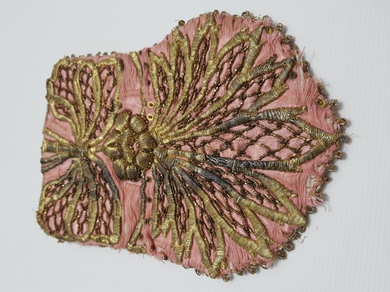 OSMANLI DÖNEMİ İPEK ATLAS ÜZERİ ALTIN SIRMA İŞLEMELİ PARA KESESİ 