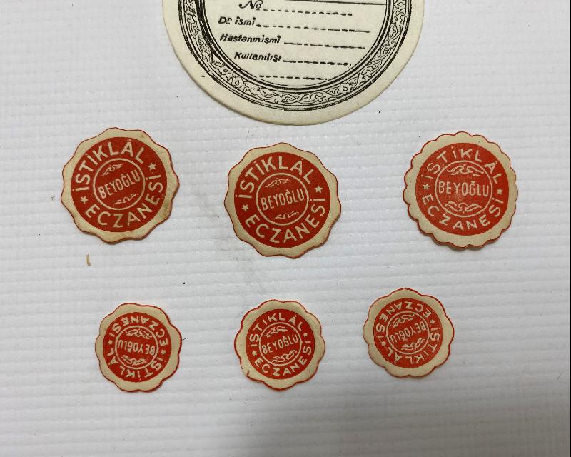 İSTANBUL İSTİKLAL ECZANESİ KUTU ETİKETLERİ VE VİNYET LOTU