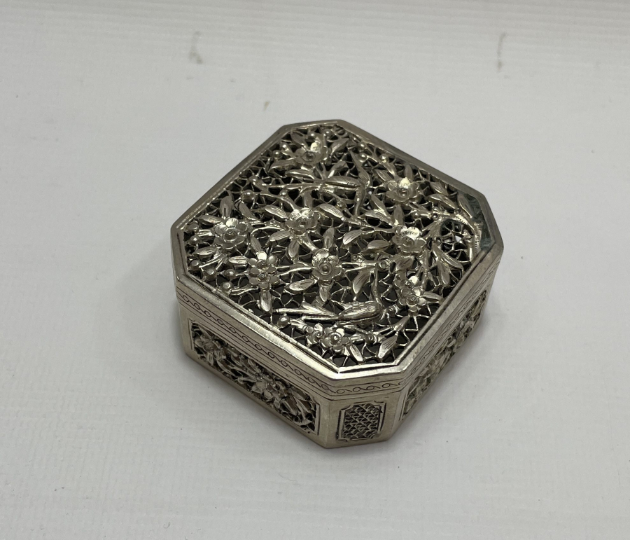 ÜZERİ KABARTMA VE KALEM İŞÇİLİKLİ UZAK DOĞU YAPIMI GÜMÜŞ KUTU