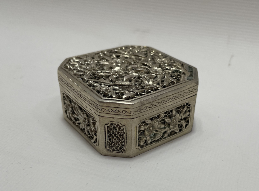 ÜZERİ KABARTMA VE KALEM İŞÇİLİKLİ UZAK DOĞU YAPIMI GÜMÜŞ KUTU