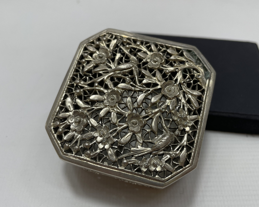 ÜZERİ KABARTMA VE KALEM İŞÇİLİKLİ UZAK DOĞU YAPIMI GÜMÜŞ KUTU