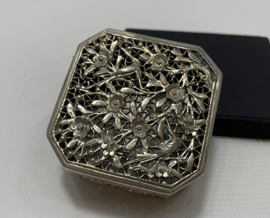 ÜZERİ KABARTMA VE KALEM İŞÇİLİKLİ UZAK DOĞU YAPIMI GÜMÜŞ KUTU