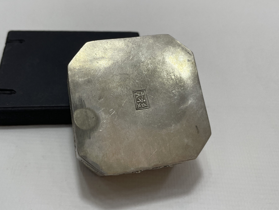 ÜZERİ KABARTMA VE KALEM İŞÇİLİKLİ UZAK DOĞU YAPIMI GÜMÜŞ KUTU