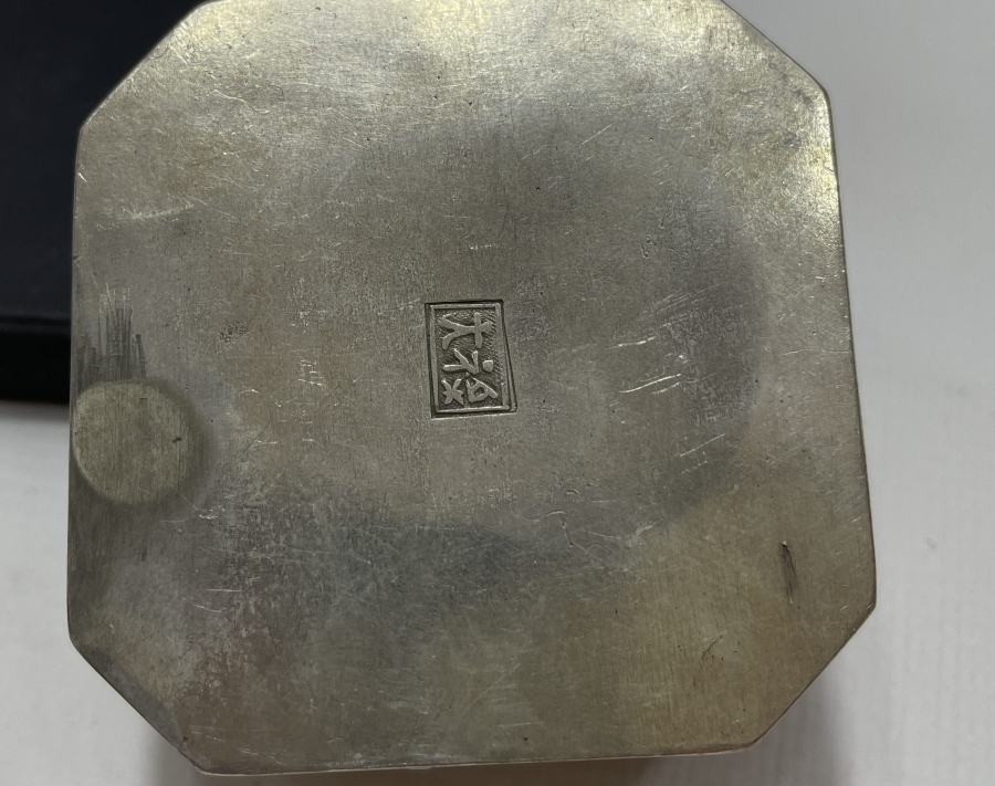 ÜZERİ KABARTMA VE KALEM İŞÇİLİKLİ UZAK DOĞU YAPIMI GÜMÜŞ KUTU