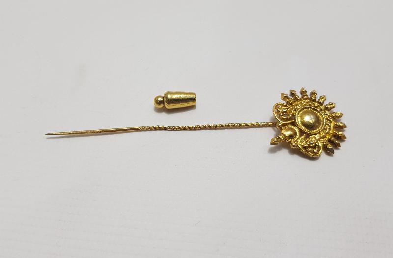 ALTIN VERMEYLİ GÜMÜŞ İĞNELİ BROŞ 