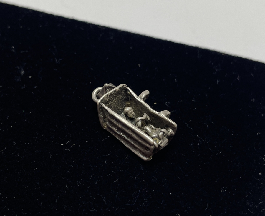 TUVALETTE KİTAP OKUYAN ADAM GÖRSELLİ KOLYE UCU