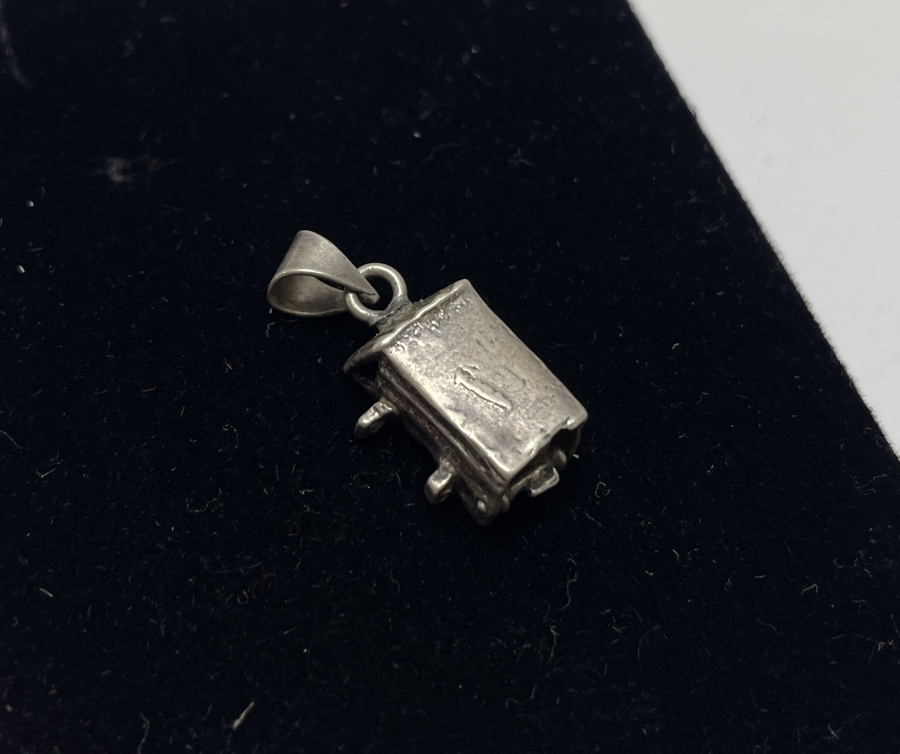 TUVALETTE KİTAP OKUYAN ADAM GÖRSELLİ KOLYE UCU