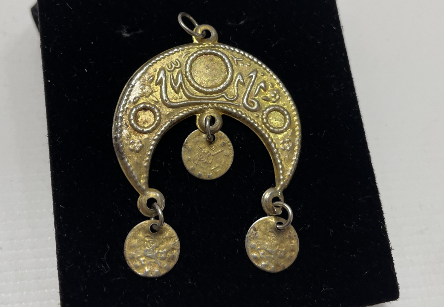 ÜZERİ OSMANLICA YAZILI HİLAL FORMUNDA TAKI