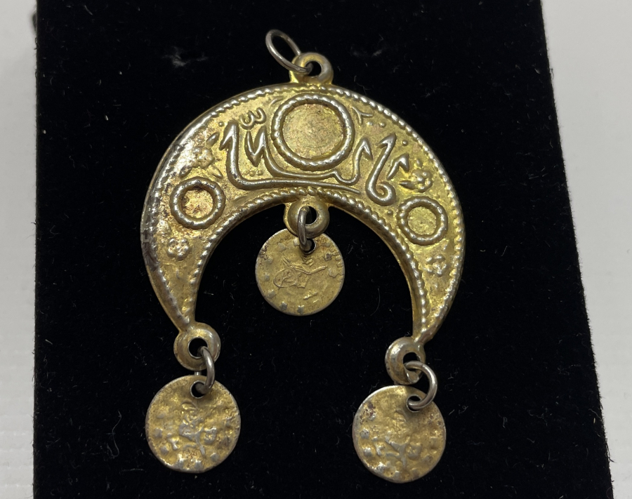 ÜZERİ OSMANLICA YAZILI HİLAL FORMUNDA TAKI