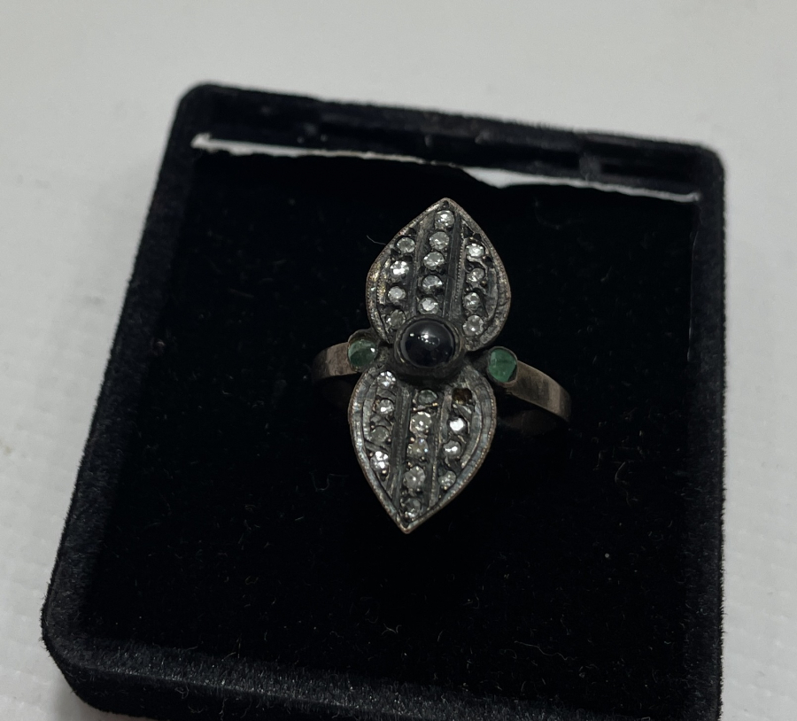 ELMAS ZÜMRÜT VE YAKUT TAŞLARLA SÜSLÜ ANTİKA YÜZÜK