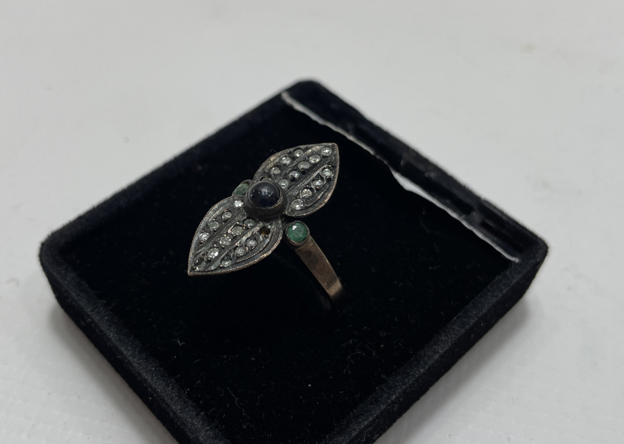 ELMAS ZÜMRÜT VE YAKUT TAŞLARLA SÜSLÜ ANTİKA YÜZÜK