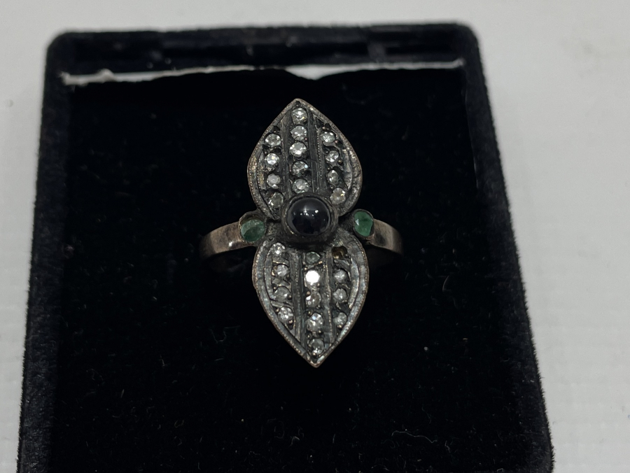 ELMAS ZÜMRÜT VE YAKUT TAŞLARLA SÜSLÜ ANTİKA YÜZÜK