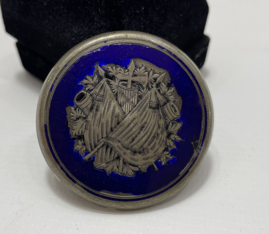 GÜMÜŞ ÜZERİ MİNE İŞÇİLİKLİ CEP SAATİ ARKA KAPAĞI