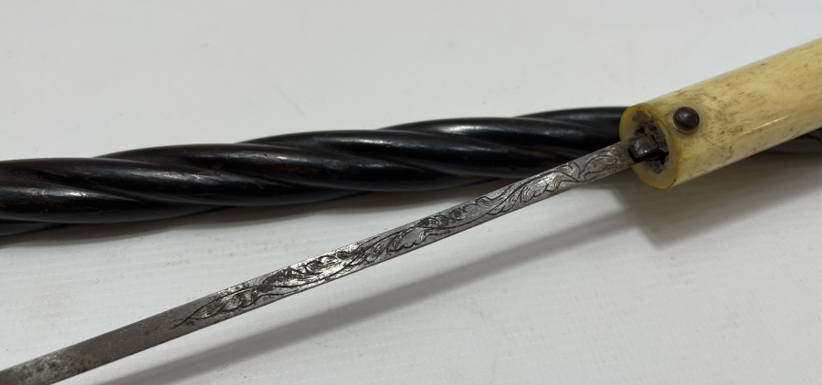 OSMANLI DÖNEMİ İÇİNDE GİZLİ ŞİŞ BULUNAN NADİR FORMDA KAMÇI