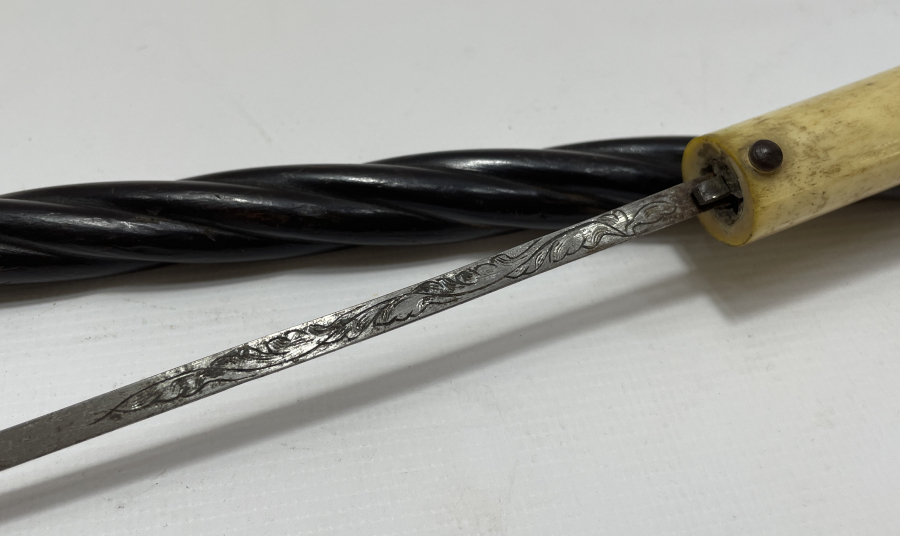 OSMANLI DÖNEMİ İÇİNDE GİZLİ ŞİŞ BULUNAN NADİR FORMDA KAMÇI