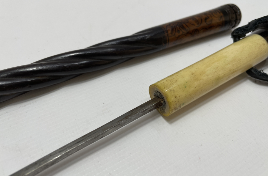 OSMANLI DÖNEMİ İÇİNDE GİZLİ ŞİŞ BULUNAN NADİR FORMDA KAMÇI