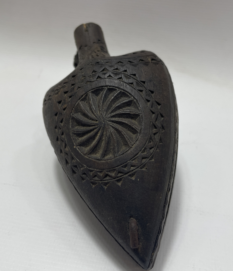 OSMANLI DÖNEMİ ÜZERİ İŞLEMELİ AHŞAP KALE TÜFEĞİ BARUTLUĞU