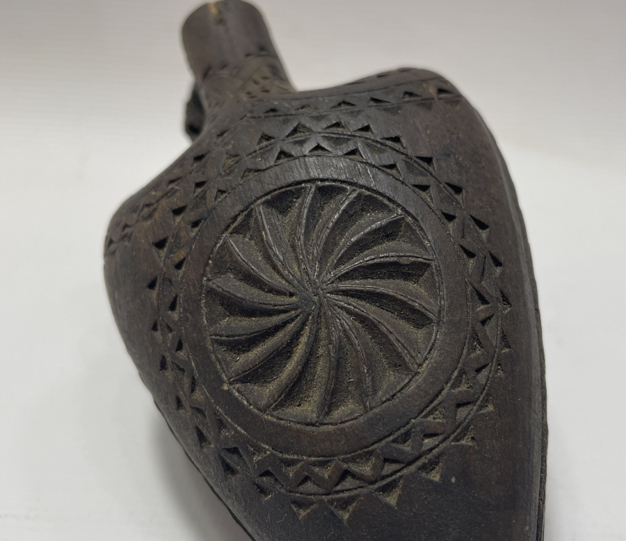 OSMANLI DÖNEMİ ÜZERİ İŞLEMELİ AHŞAP KALE TÜFEĞİ BARUTLUĞU