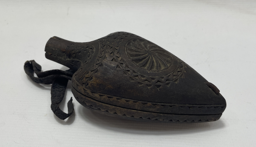 OSMANLI DÖNEMİ ÜZERİ İŞLEMELİ AHŞAP KALE TÜFEĞİ BARUTLUĞU