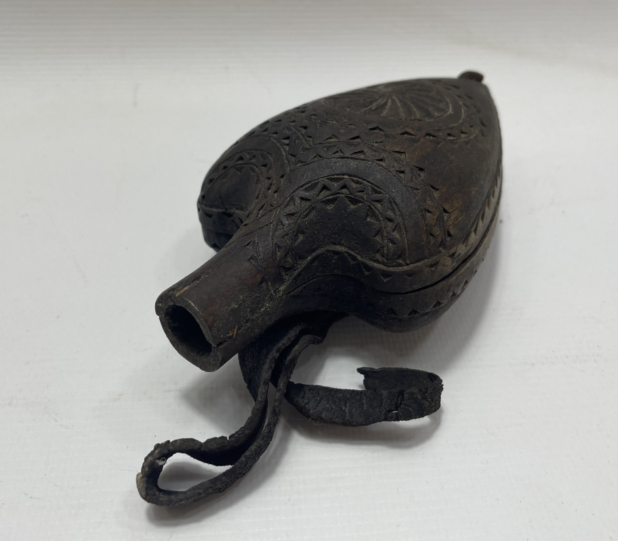 OSMANLI DÖNEMİ ÜZERİ İŞLEMELİ AHŞAP KALE TÜFEĞİ BARUTLUĞU