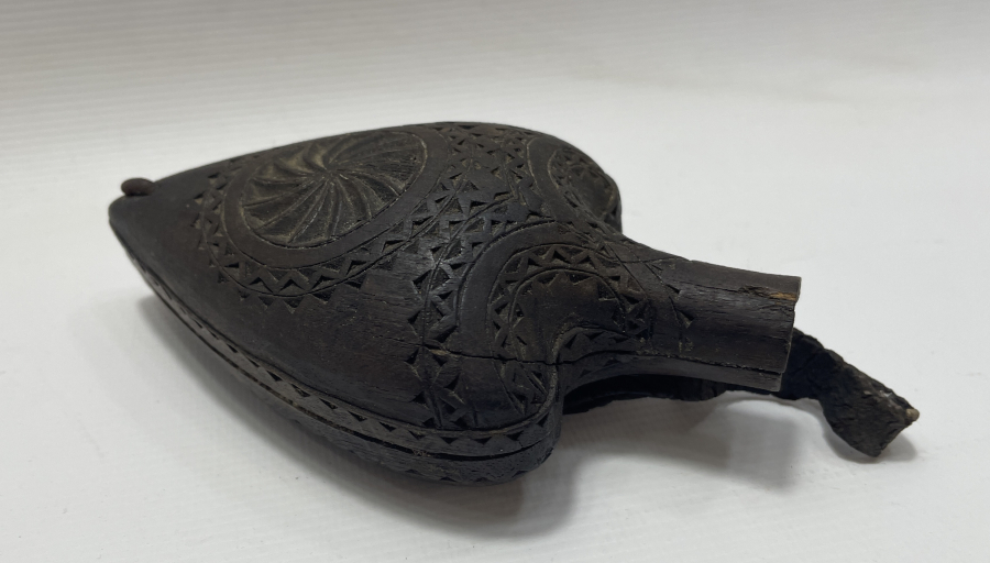 OSMANLI DÖNEMİ ÜZERİ İŞLEMELİ AHŞAP KALE TÜFEĞİ BARUTLUĞU