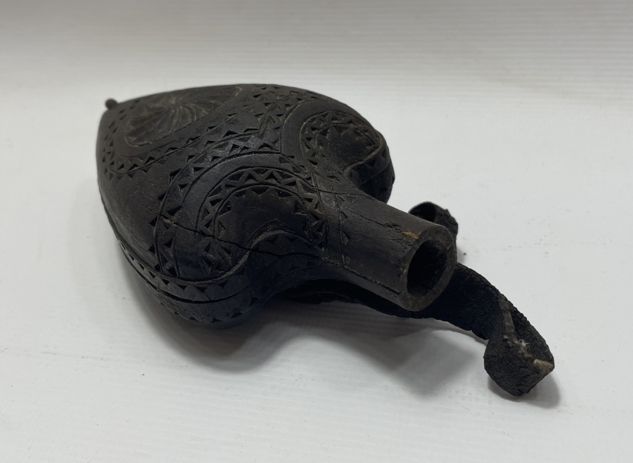 OSMANLI DÖNEMİ ÜZERİ İŞLEMELİ AHŞAP KALE TÜFEĞİ BARUTLUĞU