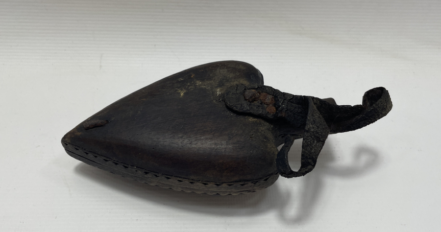 OSMANLI DÖNEMİ ÜZERİ İŞLEMELİ AHŞAP KALE TÜFEĞİ BARUTLUĞU