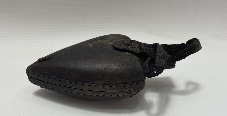 OSMANLI DÖNEMİ ÜZERİ İŞLEMELİ AHŞAP KALE TÜFEĞİ BARUTLUĞU