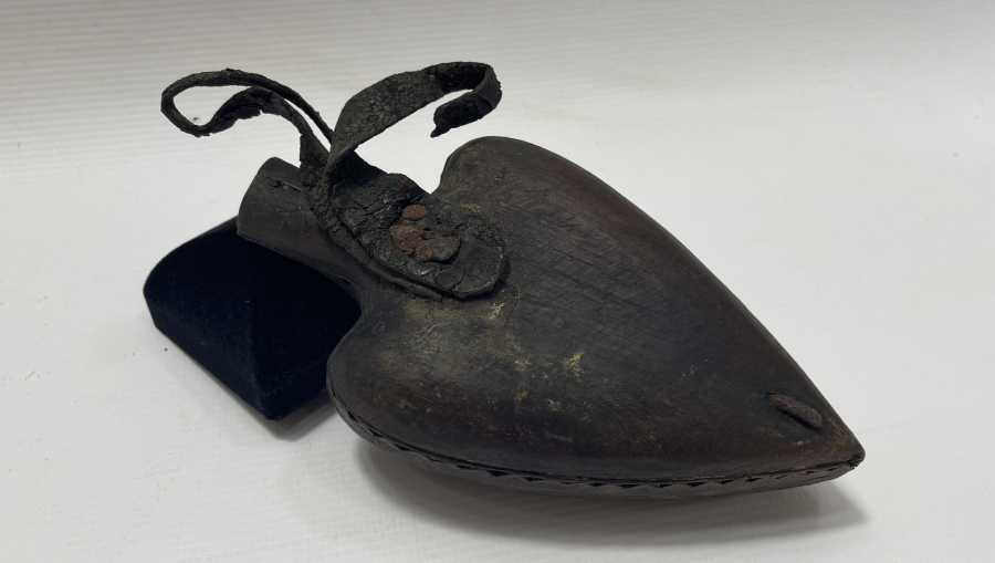 OSMANLI DÖNEMİ ÜZERİ İŞLEMELİ AHŞAP KALE TÜFEĞİ BARUTLUĞU