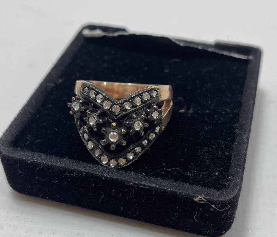 ZİHGİR FORMUNDA ELMASLI YÜZÜK