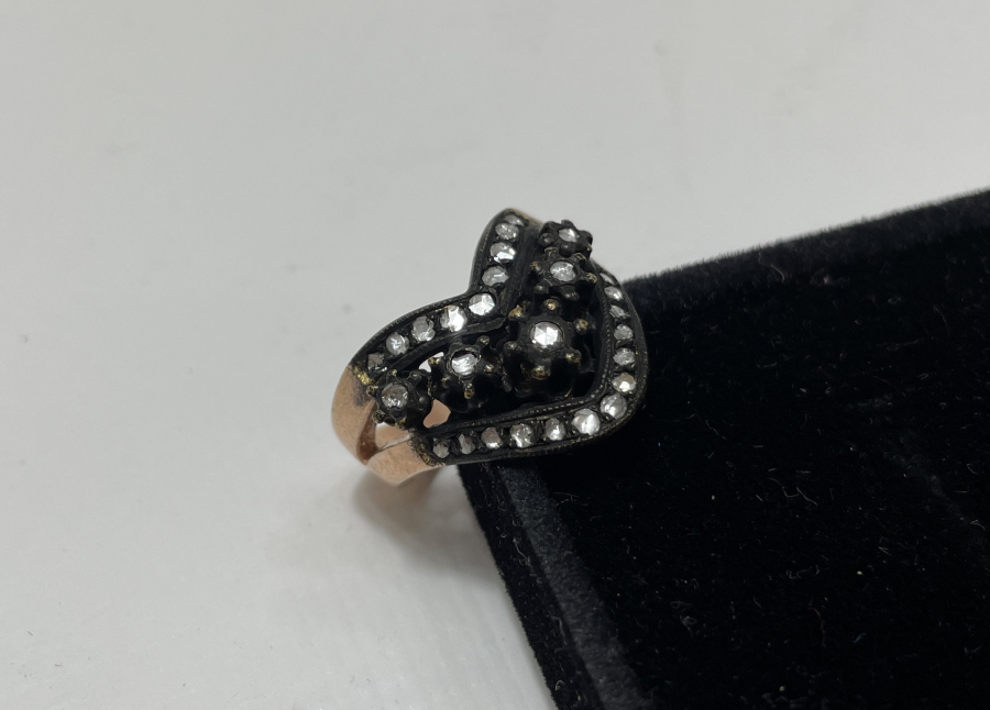 ZİHGİR FORMUNDA ELMASLI YÜZÜK